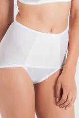 Bombacha tiro alto color blanco, confeccionada con tela que contiene fibra LYCRA®. Pieza frontal reforzada para mayor contención de abdomen bajo. Cola cerrada clásica.