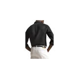 Camisa de lino negra de corte slim fit, con cuello abotonado, cierre frontal de botones claros, mangas largas y el logo del jugador de polo bordado en blanco en el pecho.