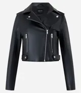 Campera estilo biker corta, color negro, confeccionada en poliuretano (PU) con cuello con solapa, cierre frontal de cremallera y bolsillos con cremallera.