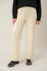 Pantalón de tejido de punto en color azul grisáceo, de corte recto y tiro alto, con detalle de costuras verticales que estilizan la silueta.