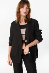 Blazer de lino italiano color beige, de botonadura sencilla, solapas clásicas, bolsillos de parche y detalle de puños tableados.