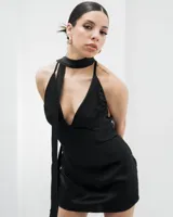 Vestido corto de seda color negro, con escote pronunciado en V y detalle de cuello tipo choker integrado con lazo largo lateral.