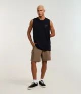 Bermuda masculina color beige, confeccionada en poliamida con elastano, con cintura elástica y cordón ajustable. Presenta bolsillos cargo laterales y forro de poliéster.