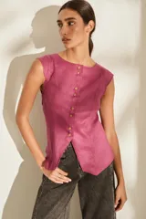 Chaleco de lino color fucsia, con escote redondo y cierre frontal de botones.