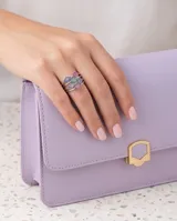 Anillo múltiple compuesto por cinco bandas finas de plata 925, unidas en un diseño que presenta incrustaciones de circonias en tonos azul, verde, rosa y blanco.