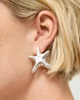 Aros tipo caravanas con diseño de estrella de mar, con acabado plateado brillante.
