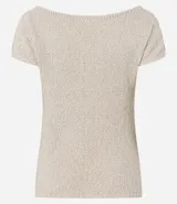 Blusa de punto color crema, con escote asimétrico, mangas cortas, textura y fruncido lateral.