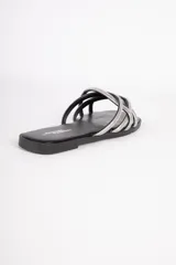 Sandalias bajas negras con múltiples tiras con apliques de brillos.