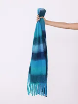 Chalina gruesa multicolor con diseño a cuadros en tonos beige, negro y blanco.