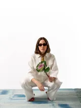 Pantalón de lino de corte holgado y tiro ajustable, con cintura elástica y cordón. Presenta bolsillos laterales y un bolsillo trasero.