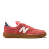 Championes New Balance T500, color rosado con la tradicional 'N' en blanco, detalles en azul marino en el talón y suela de goma color caramelo. Confeccionados en gamuza y nobuk, con puntera perforada.