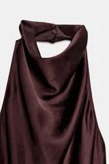 Vestido midi de tejido satinado en color marrón oscuro, con cuello halter de escote fluido, hombros descubiertos y cierre posterior con botones.