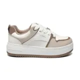Championes deportivos Via Marte modelo Irina, con diseño de plataforma y combinación de colores blanco y beige. Presentan paneles texturizados, perforaciones decorativas en los laterales y cierre mediante cordones.