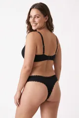 Pack de dos bombachas tipo vedetina color gris claro con estampado sutil y detalles de encaje en la cintura y las piernas, con un pequeño lazo decorativo al frente.