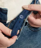 Short de jean azul oscuro, tiro alto, con bajo doblado y trabillas en la cintura.