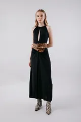 Vestido midi negro con cuello halter y escote gota. Cinturón con estampado animal print.