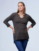 Buzo de punto fino color verde musgo, marca Cable & Gauge. Tiene cuello con solapa, escote en V con aplique de botones metálicos dorados. Manga larga amplia con puño elastizado y laterales con tajo.