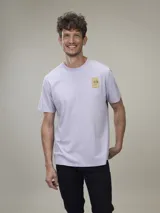 Remera gris de algodón con cuello redondo y estampado pequeño en el pecho.