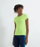 Remera deportiva de manga corta color verde neón, con cuello redondo y corte básico.