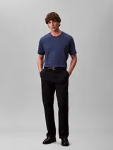 Remera de manga corta Calvin Klein confeccionada en tejido de piqué, con cuello redondo y corte regular. Presenta un pequeño logo bordado en el centro del pecho.