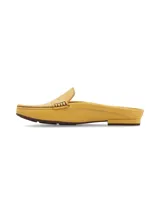 Zueco destalonado tipo mocasín de cuero graneado amarillo, con costuras visibles y suela plana de goma.