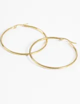 Aros tipo argolla de acero quirúrgico hipoalergénico color plateado.