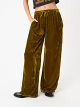 Pantalón relaxed de terciopelo color verde oliva, con silueta recta, pretina elastizada con cordón para ajustar y bolsillos laterales.
