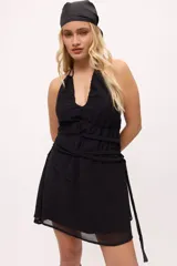 Bandana de satén color negro, con diseño clásico triangular para anudar en la cabeza.