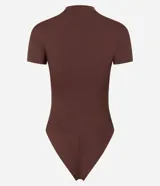 Body de poliamida color marrón, de diseño ajustado al cuerpo, con cuello medio y mangas cortas.