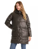 Campera puffer larga de color marrón oscuro, con diseño capitoneado de costuras horizontales. Presenta un sistema de cierre doble con pechera interna fija con cierre y cuello alto, y cierre frontal exterior con botones a presión. Incluye bolsillos frontales amplios, capucha fija y cierres laterales en el ruedo para mayor movilidad.