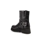 Bota de caña media confeccionada en cuero vacuno encerado, con diseño de punta cuadrada y suela track negra. Presenta una tira decorativa con hebilla metálica niquelada en el tobillo.