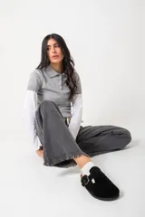 Zuecos de cuero con hebilla ajustable y base de corcho.