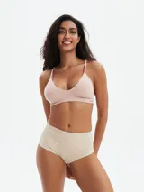 Bombacha de compresión color beige, tiro alto, sin costuras visibles.