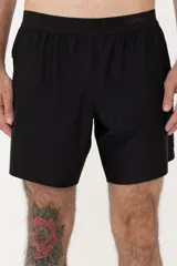Short deportivo negro de tela ultra liviana con tecnología drifit y protección UV50+.