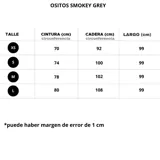 Pantalón de jean de corte recto, color gris oscuro lavado (smokey grey), con paneles laterales estampados con ositos y texto en bloques. Posee cinco bolsillos.