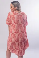 Camisón estilo remerón de seda fría, con estampado de animales en tonos rosados. Presenta escote redondo con botones frontales y mangas cortas.