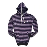 Canguro con capucha a rayas horizontales violetas y azul marino, con cordones blancos y logo bordado en el pecho. Tiene bolsillo tipo canguro.