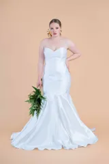 Vestido de novia blanco strapless de tafeta, corte sirena con cola amplia.