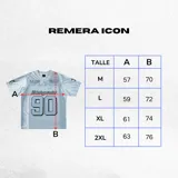 Remera estilo jersey de fútbol o americana, color celeste claro, con paneles de tela satinada y malla microperforada. Presenta cuello en V con ribete blanco, el número "90" grande en el frente con borde negro, y texto en la parte superior que dice "BAEN MADE" y "Madcapsclub".