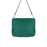 Bandolera negra con diseño acolchado y correa de cadena metálica.