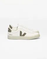 Championes Veja modelo Campo, de cuero ChromeFree color blanco con detalles en verde oliva en el logo lateral y el talón. Presentan suela de goma texturizada y cierre con cordones.