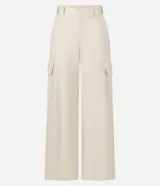Pantalón wide leg color beige confeccionado en sarga sastrería, de cintura alta, sin estampa y con bolsillos cargo en los laterales.