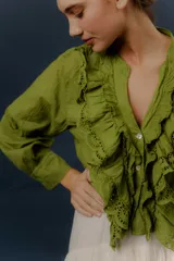Camisa verde de manga larga, con volados frontales y detalles de puntilla bordada.