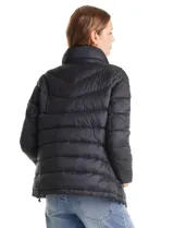 Campera puffer de plumas Michael Kors, color negro, con cierre frontal metálico, bolsillos laterales y cuello alto con capucha oculta.