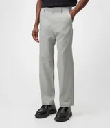 Pantalón de sastrería color gris claro, de corte recto y diseño clásico, con bolsillos laterales y trabillas para cinturón.