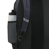 Mochila Puma Academy gris con estampado de líneas topográficas en tono más oscuro. Cuenta con múltiples compartimentos con cierre, correas acolchadas ajustables, panel trasero acolchado y bolsillo lateral de malla. Logo de Puma estampado en blanco en la parte inferior.