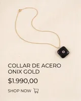 Collar de acero con baño de oro, con cadena fina y dije cuadrado de piedra natural ónix con una circonia central.