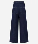 Pantalón de jeans azul oscuro, de corte ancho y cintura alta, con trabillas en la cintura y friso delantero.