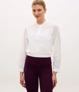 Campera deportiva rompevientos cropped Get Over color blanco, con capucha, cierre frontal completo y mangas largas.