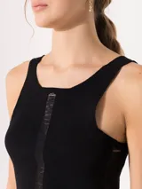 Top negro de hilo fino, largo hasta la cadera y ajustado al cuerpo. Tiene breteles anchos y espalda acordonada con cordón tejido.